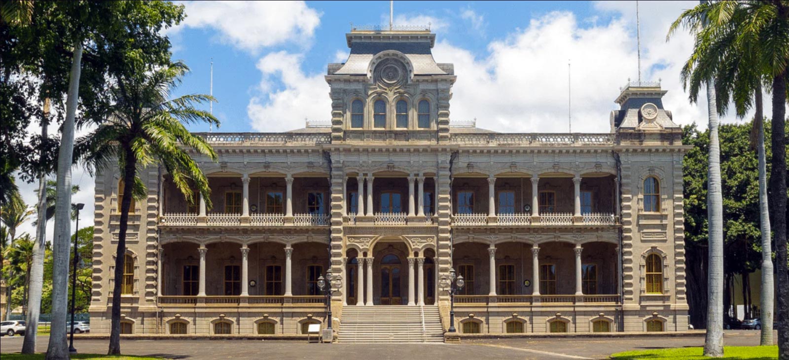 Image of the Front of the Iolani Palace 